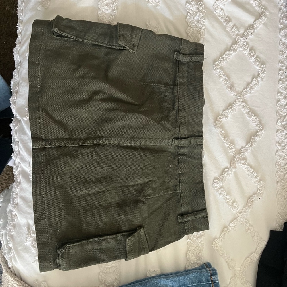 NEVER WORN
army green mini skirt 📀 - Picture 2 of 3